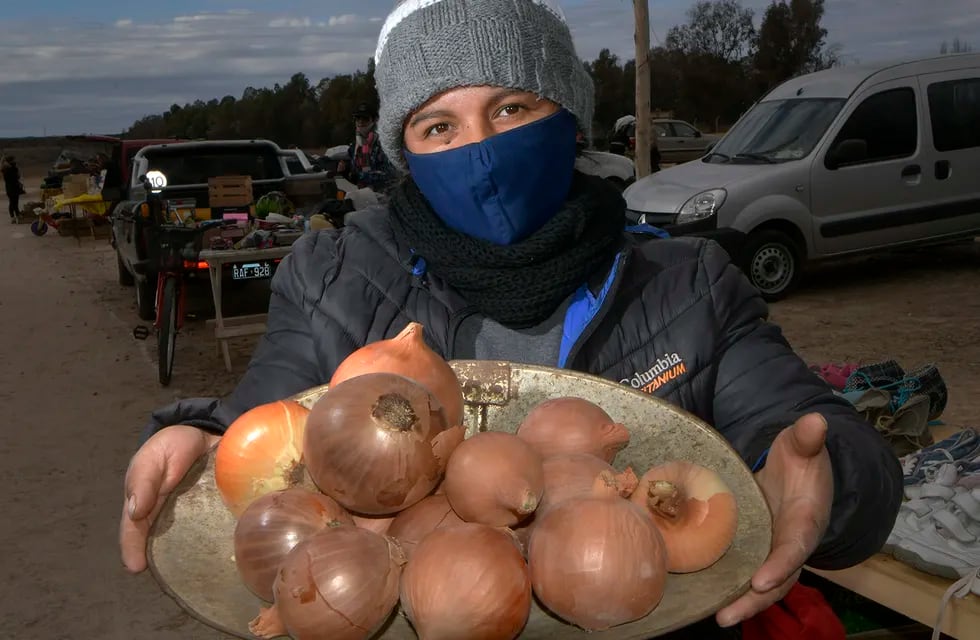 Ana Albornoz muestra parte de los productos que cultiva y cosecha, y expone dentro de la feria al aire libre de Ugarteche, en Luján de Cuyo. Foto: Orlando Pelichotti / Los Andes