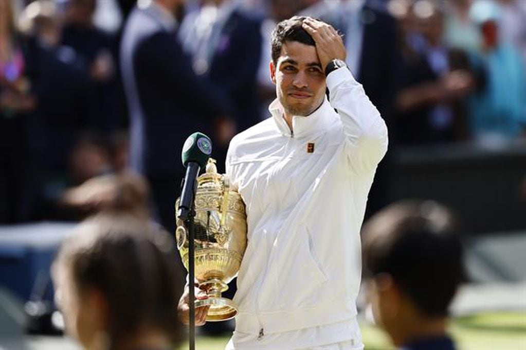 Wimbledon (United Kingdom), 14/07/2024.- Carlos Alcaraz of Spain celebrates with his trophy after winning the Men's final against Novak Djokovic of Serbia at the Wimbledon Championships, Wimbledon, Britain, 14 July 2024. (Tenis, España, Reino Unido) EFE/EPA/TOLGA AKMEN EDITORIAL USE ONLY