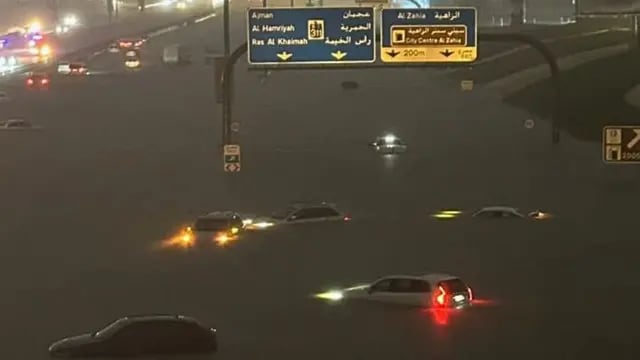 Las imágenes de las lluvias torrenciales que azotan Emiratos Árabes Unidos y provocan caos en Dubai
