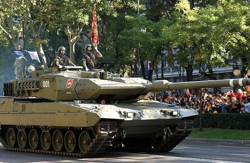 Tanques Leopard españoles en un desfile militar.