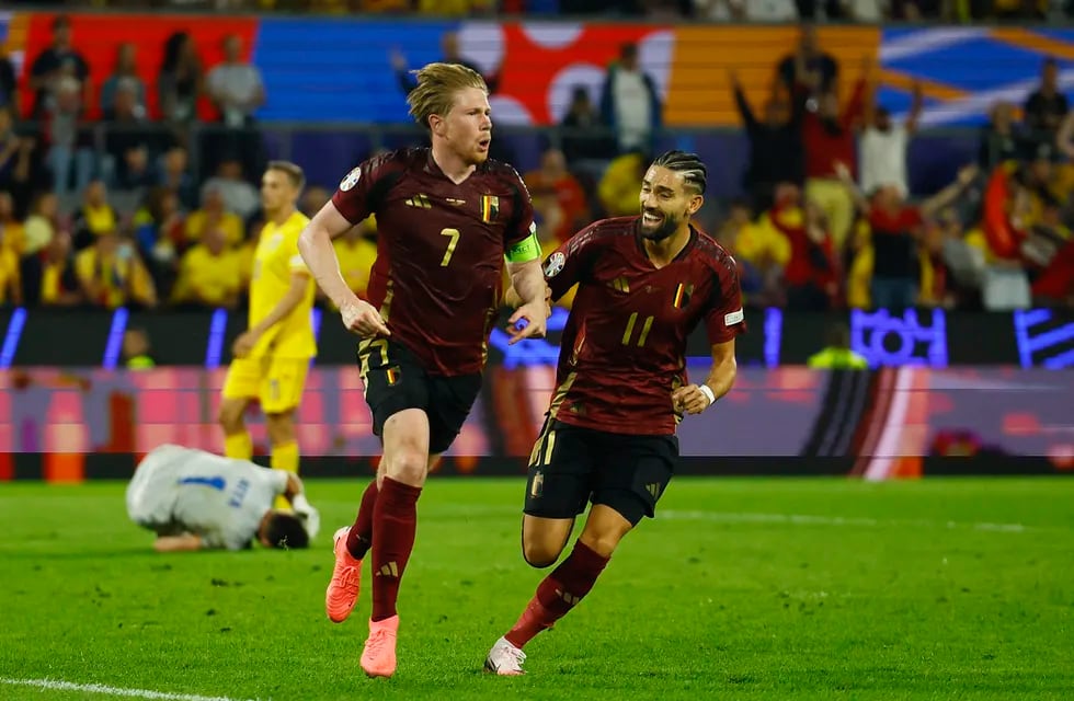 Kevin De Bruyne, de Bélgica, 
celebra su segundo gol con 
Yannick Carrasco / REUTERS