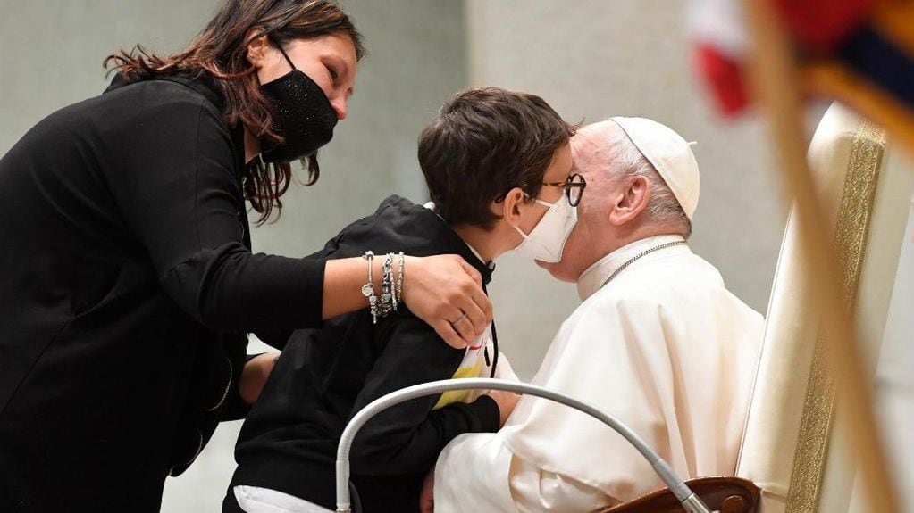 El Papa Francisco saludando a un niño.