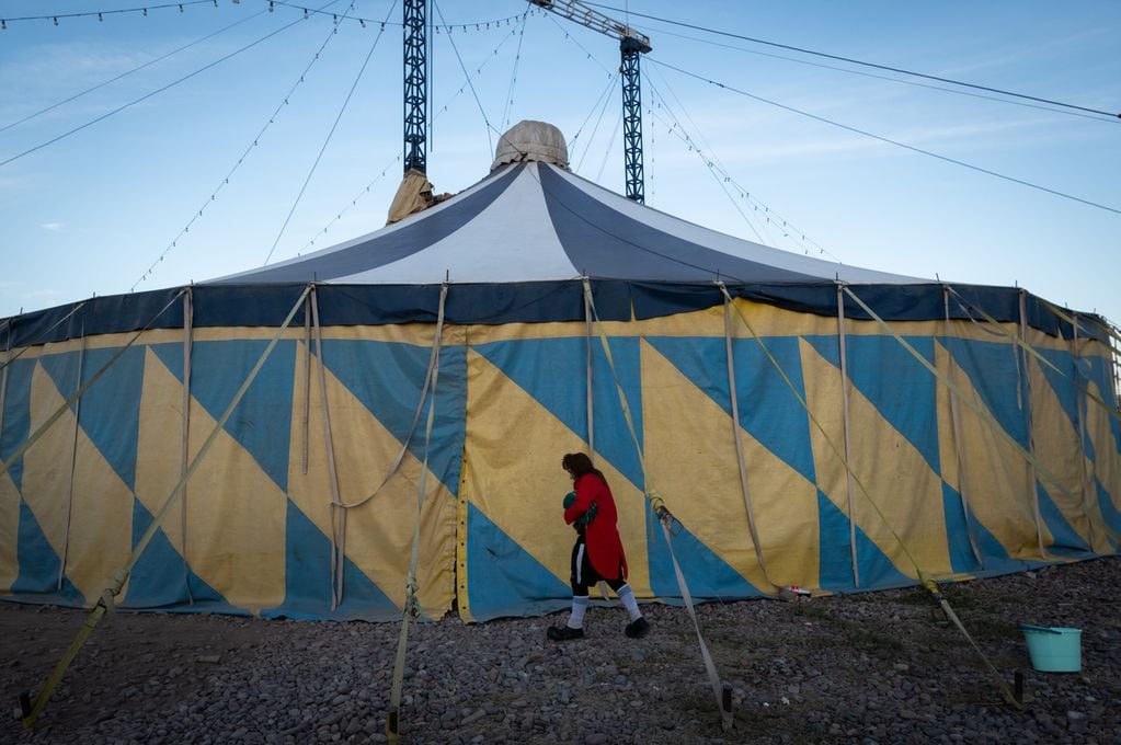 El lado B de un circo: vidas nómades, historias íntimas y qué ocurre cuando se apagan las luces. Foto: Ignacio Blanco / Los Andes.