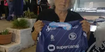 El ex Lepra Tomás "El Trinche" Carlovich, una leyenda del fútbol local y nacional, dijo presente en el juego ante Ferro. 