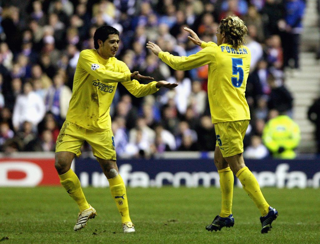 GLASGOW, UNITED KINGDOM - FEBRUARY 22:  Diego Forlan and Riquelme of Villarreal celebrate after scoring during the UEFA Champions League match between Rangers and Villarreal at Ibrox Stadium on February 22, 2006,Glasgow in Scotland.  (Photo by Jeff J Mitchell/Getty Images)