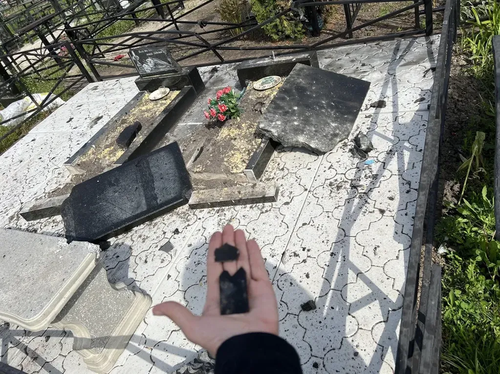 Metralla de munición de racimo en un cementerio de Kharkiv. La ONG identifica al menos siete ataques con bombas de racimo, prohibidas por los tratados internacionales.