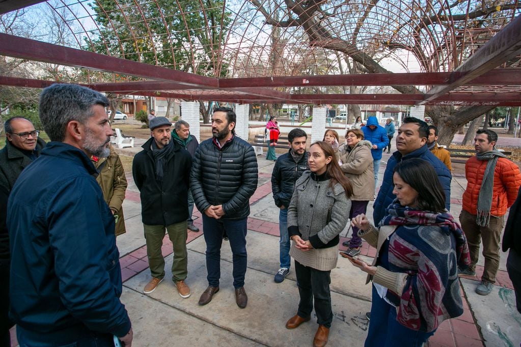 Ulpiano Suarez se reunió con vecinos previo a la remodelación de la plaza Los Constituyentes.