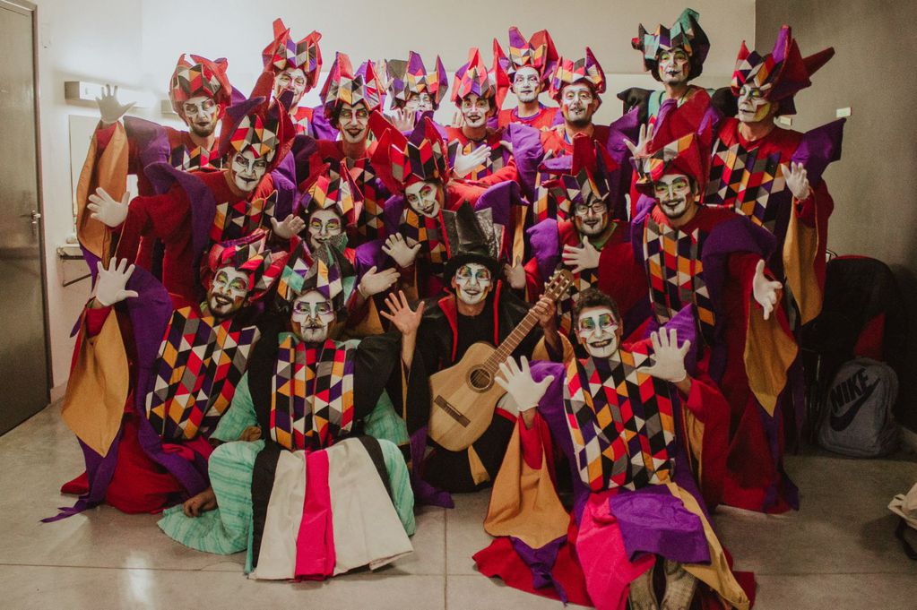 La murga La Buena Moza se presenta con "Dementes" en el Cine Teatro Imperial de Maipú