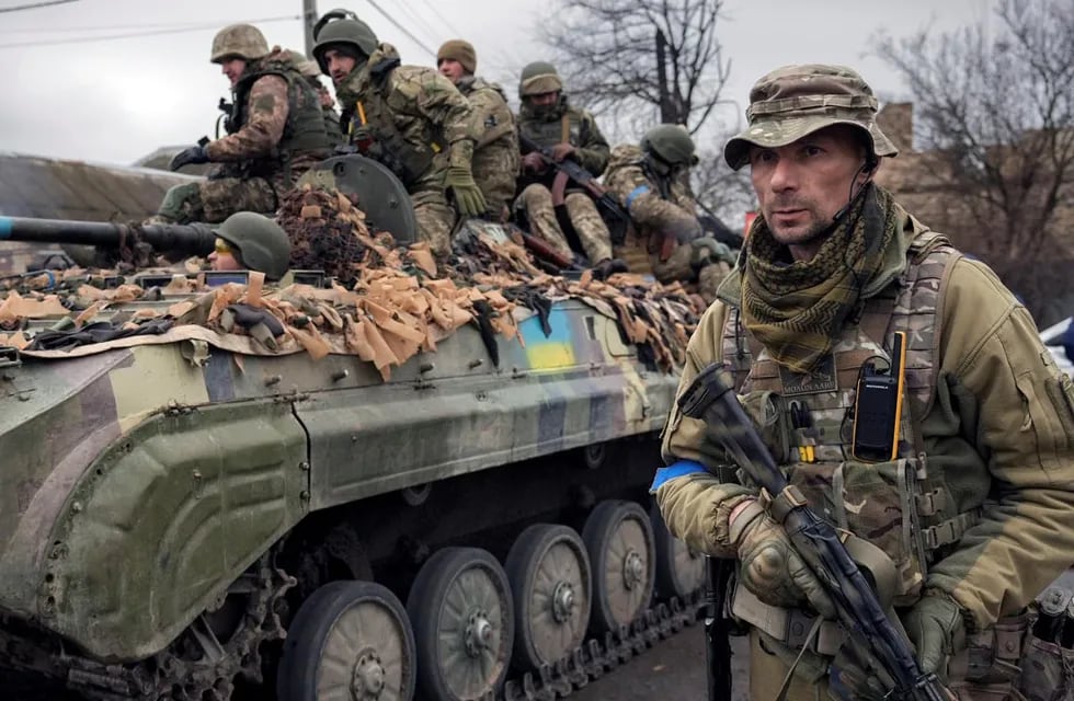 Un militar ucraniano camina junto a un vehículo de combate, en las afueras de Kiev, Ucrania.