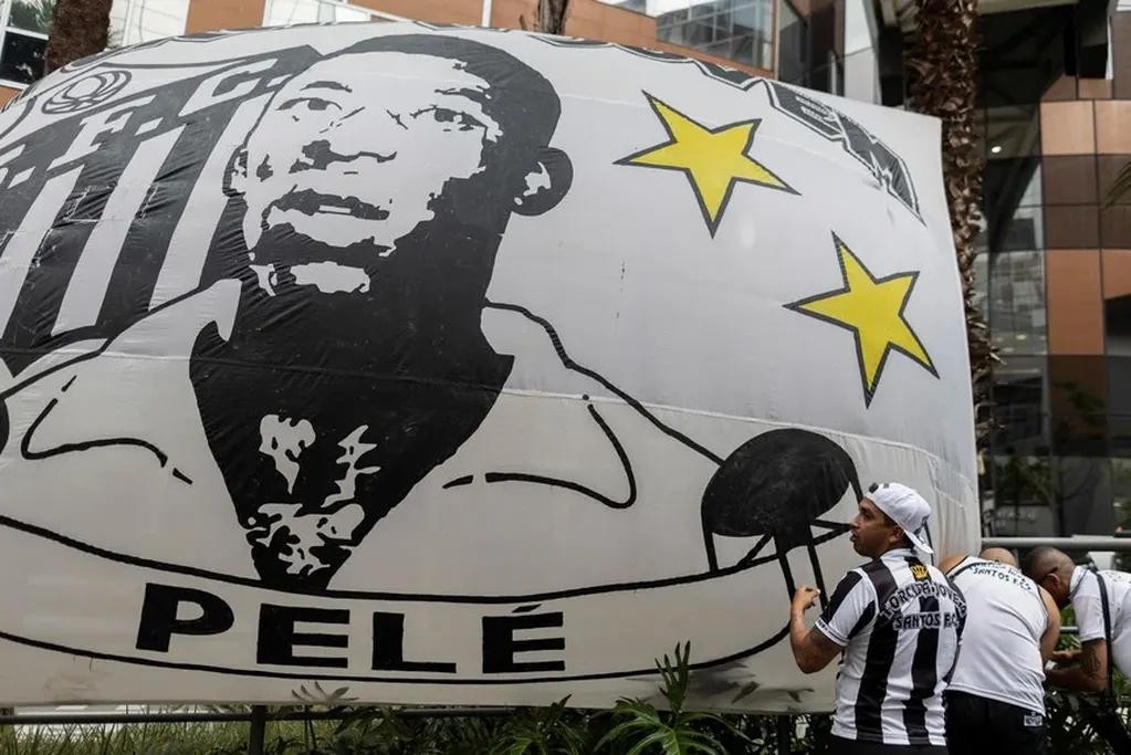 “Edson murió, Pelé es eterno”: brasileños homenajean al astro en Santos. / Foto: Gentileza