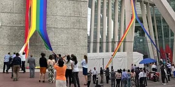 El embarazoso intento de trabajadores al quitar el emblema LGTB de un edificio: "Están peleando y va ganando la bandera"