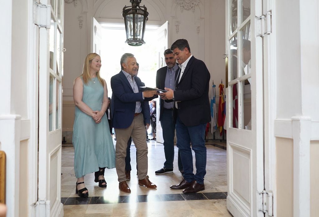 El gobernador Alfredo Cornejo, Hebe Casado y Mario Abed. Foto: Prensa Mendoza