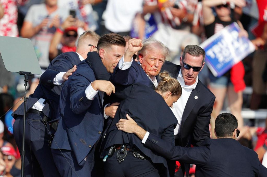 El expresidente estadounidense Donald Trump es evacuado del escenario por el servicio secreto después de un incidente durante un mitin de campaña en el Butler Farm Show Inc. en Butler, Pensilvania (EE.UU.). EFE/David Maxwell.