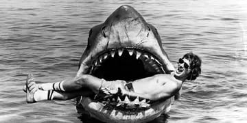  Bromas de rodaje. Steven Spielberg se deja devorar por el muñeco usado para la película “Tiburón” (1975).