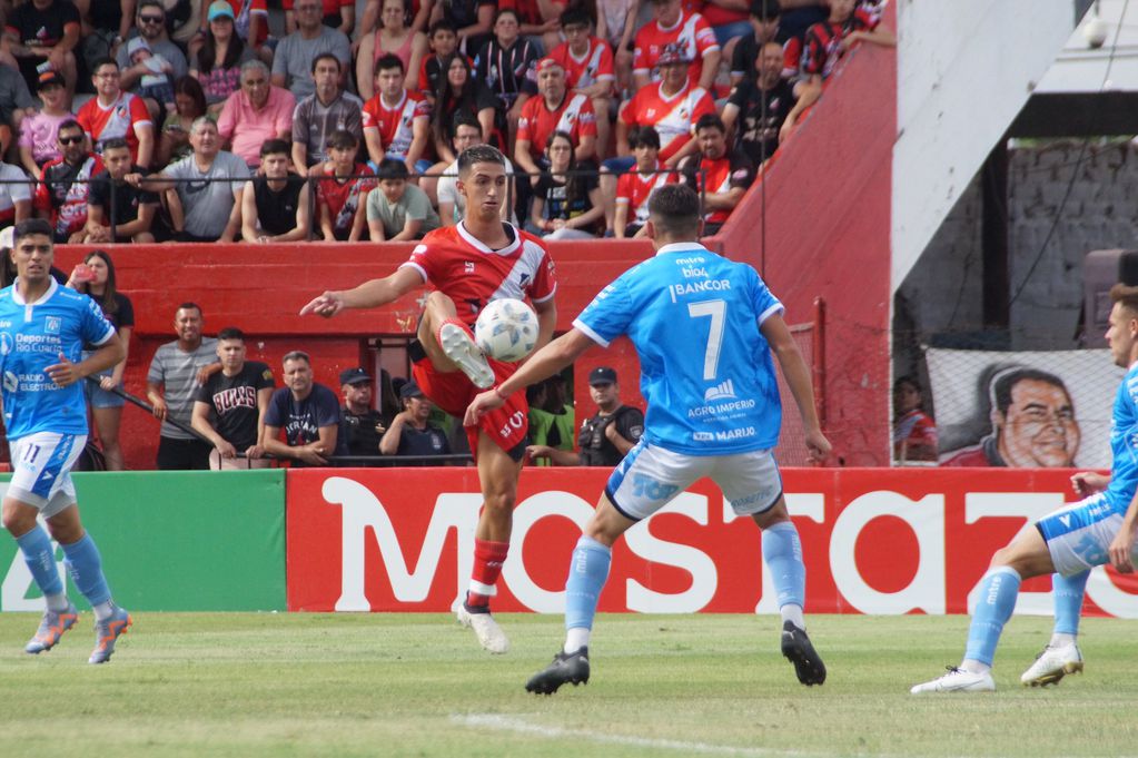 Agustín Manzur fue el "eje" y  una de las figuras del Deportivo Maipú, en el empate frente a Estudiantes de Río Cuarto, que le permitió al equipo mendocino clasificarse a la final del torneo Reducido por el segundo ascenso. Final que jugará frente a Deportivo Riestra el sábado a las 17, en Córdoba.