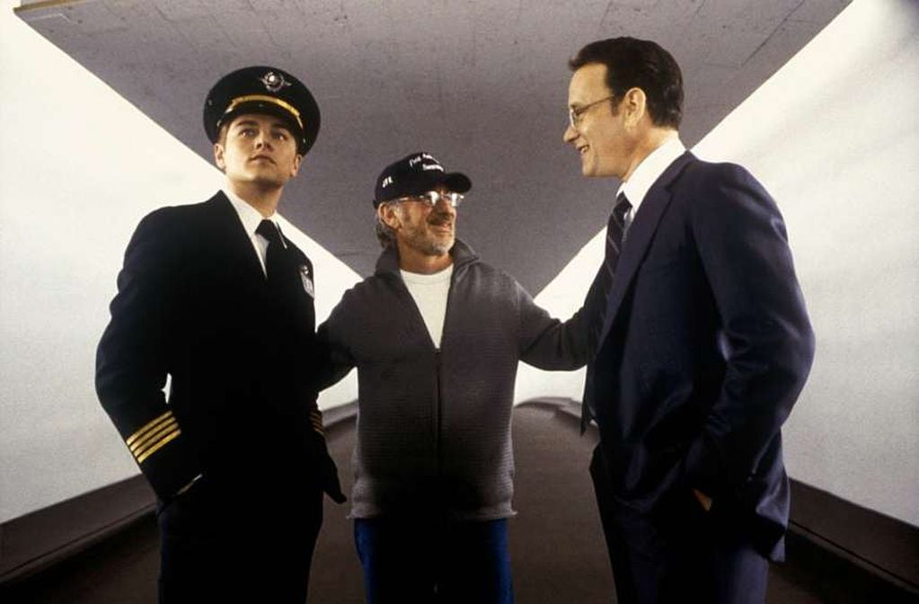 
    DiCaprio, Spielberg y Hanks en "Atrápame si puedes" (2002).
   