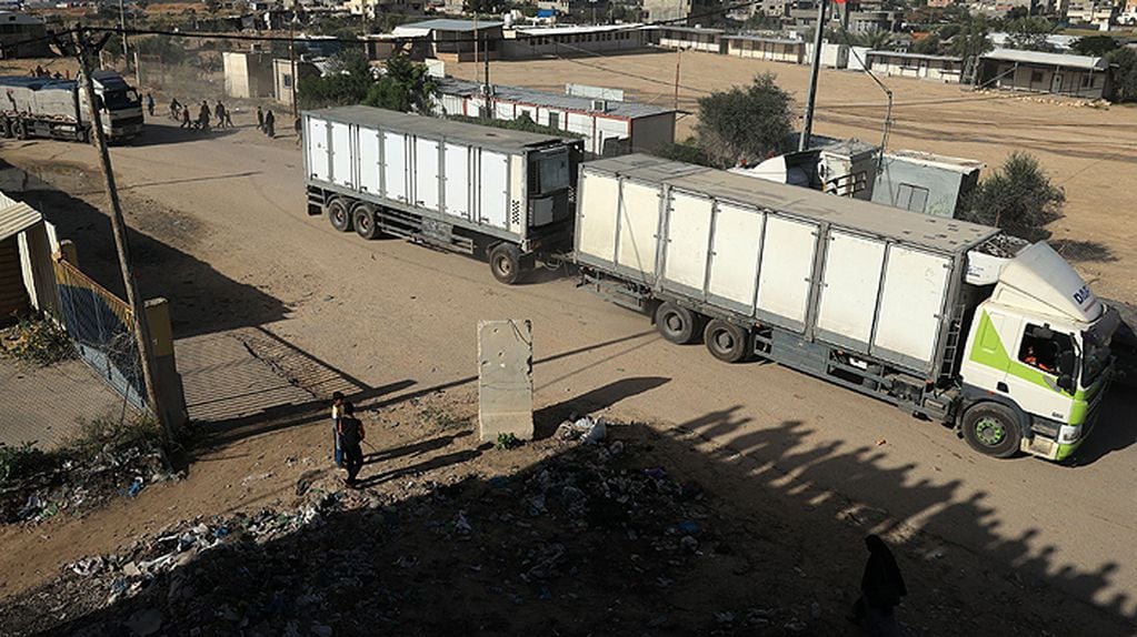 Los primeros camiones con ayuda humanitaria ingresaron a Gaza esta mañana, bajo estricta supervisión de la Cruz Roja y el Ejército de Israel.
