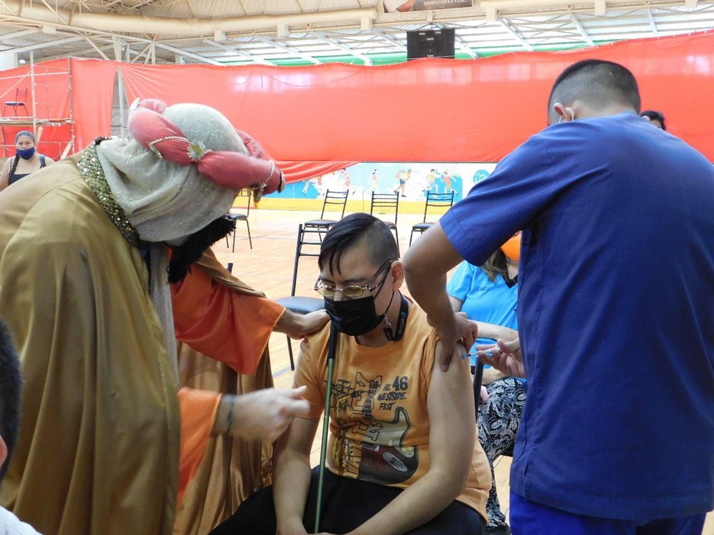 Se disfrazaron de Reyes Magos para contener a los niños en los centro de vacunación de Palmira y San Martín