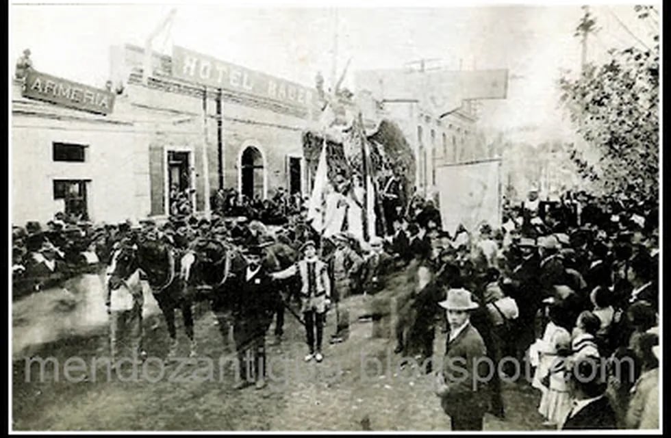Festejos en Mendoza por el Centenario de la Revolución de Mayo de 1810 (foto de 1910).
