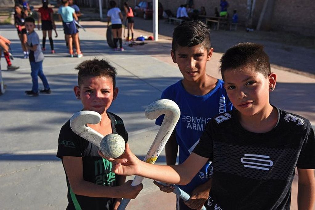 
Manda el hockey. Los chicos también se animaron y derribaron viejos estereotipos. | Gustavo Rogé / Los Andes
   