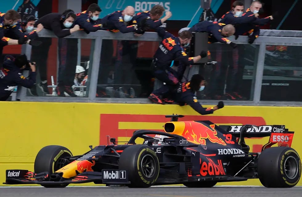 Max Verstappen de Red Bull cruza la meta para ganar el Gran Premio de Emilia Romagna de la Fórmula Uno en Imola, Italia.