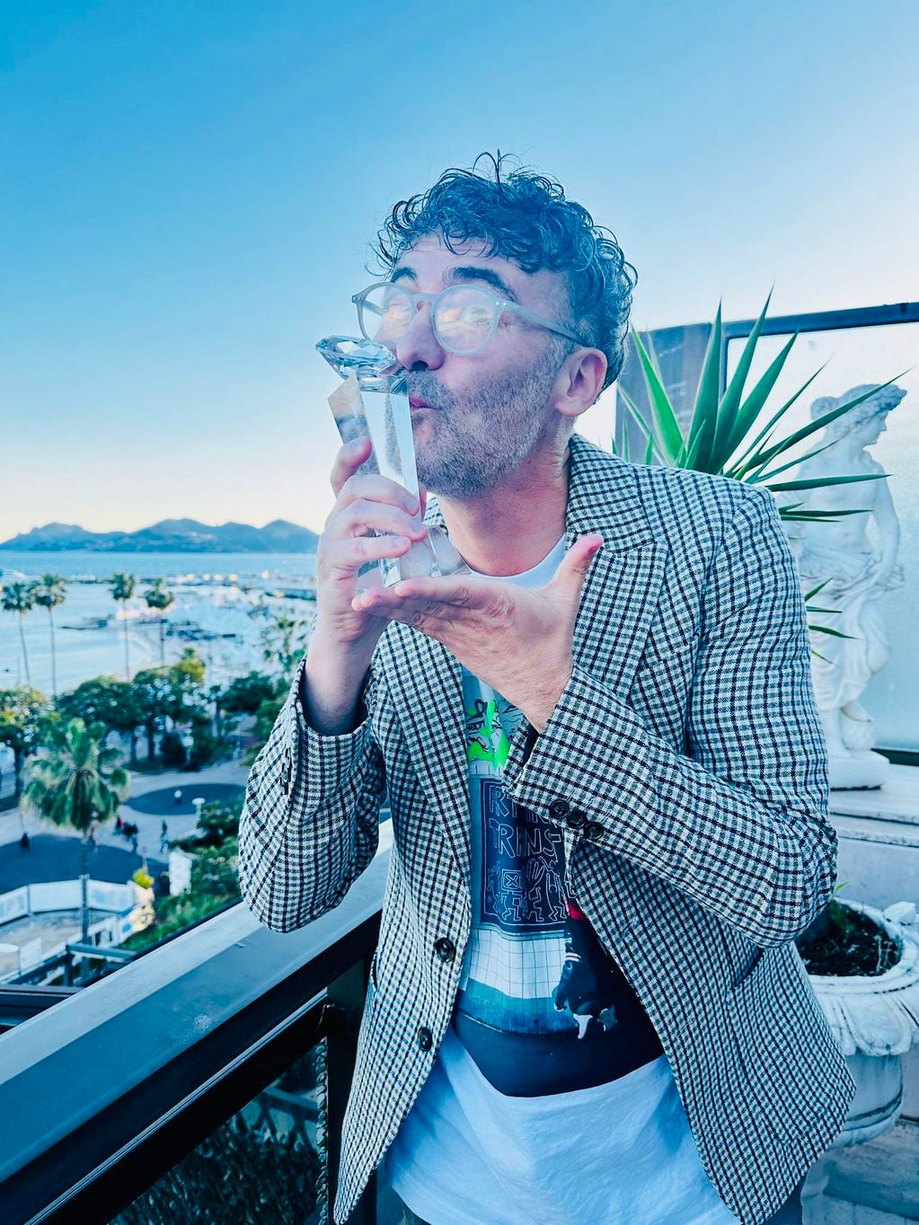 Sebastián Macchia con el premio obtenido en el Festival de Cannes