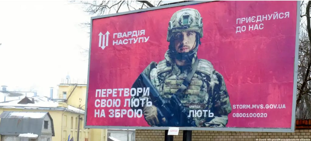 Nuevos carteles están apareciendo en las calles de Ucrania, en un intento del gobierno de reclutar soldados ante la creciente falta y bajas.