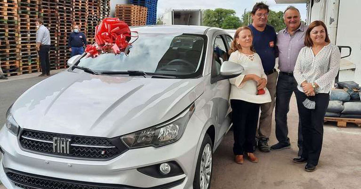 Trabajó 50 años en una fábrica, se jubiló y el dueño le regaló un auto 0km