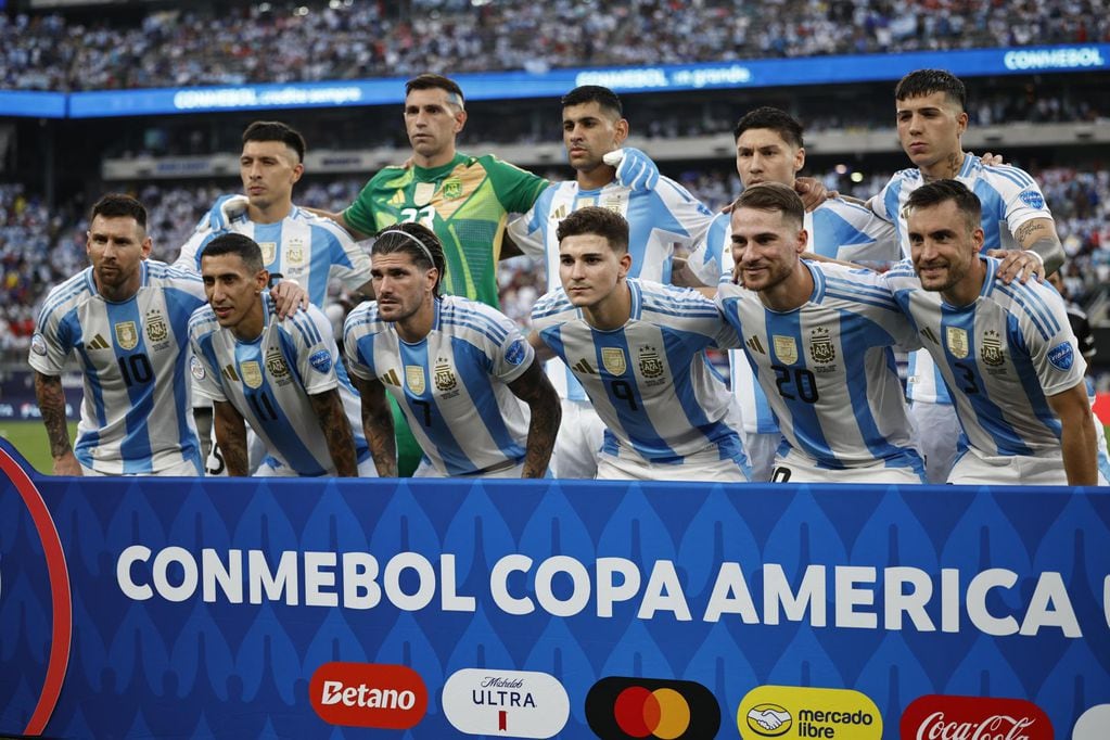 La formación de la Selección Argentina que se mide con Canadá por una de las semifinales de la Copa América. / EFE