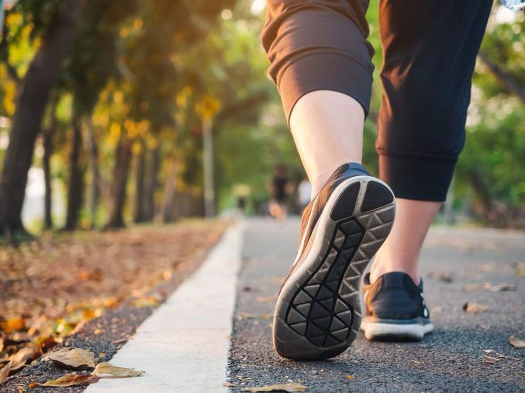 Caminar es una excelente actividad para quemar calorías y mejorar la salud cardiovascular.