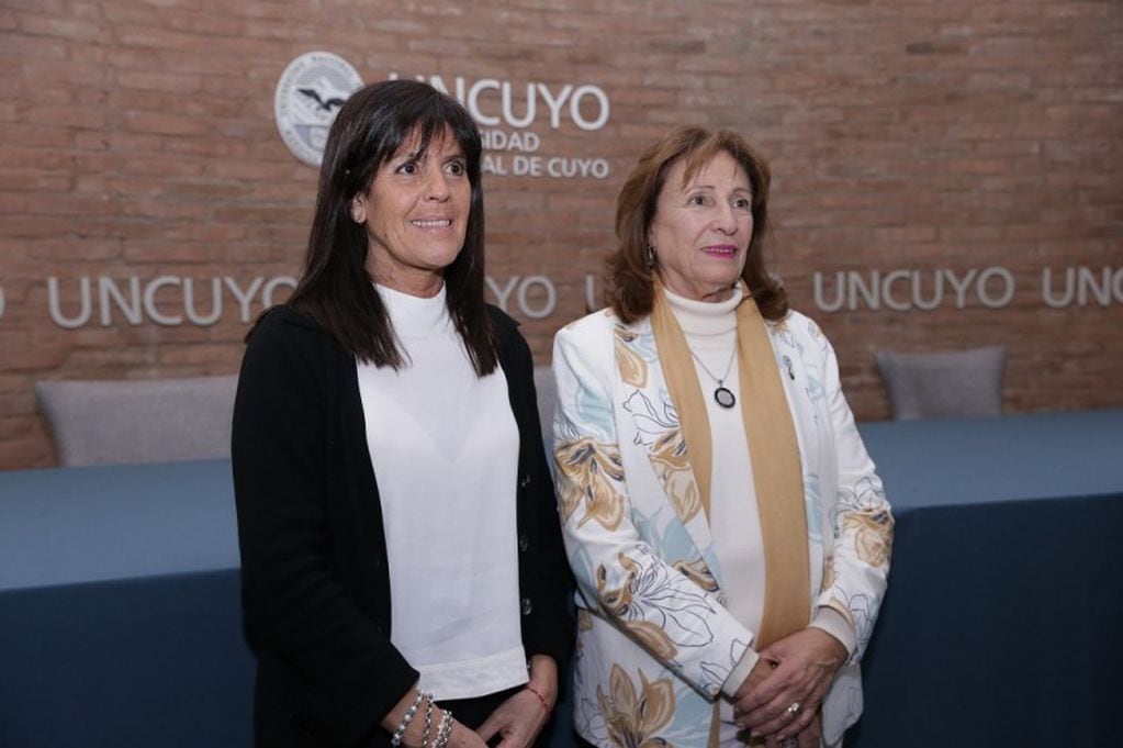 La rectora de la universidad, Esther Sanchez, y la directora general de Educación Secundaria, María Ana Barrozo (izquierda)