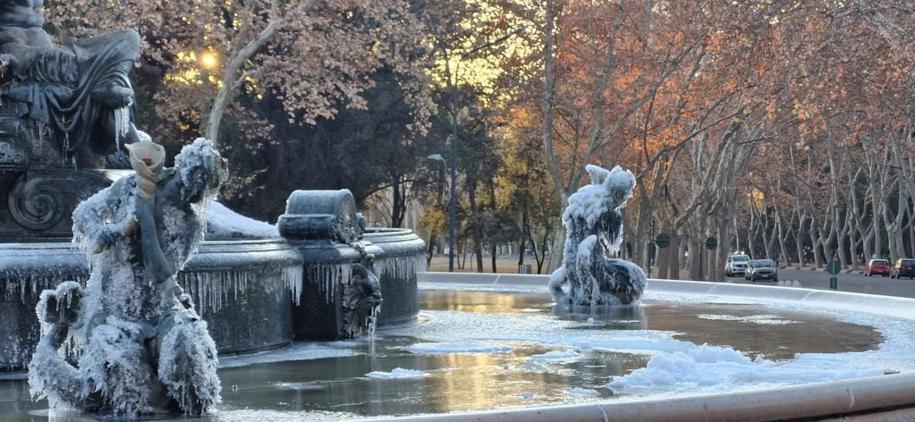 Por el fro extremo, la Fuente de los Continentes amaneci congelada y dio  una postal histrica