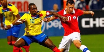 Chile recibe a Ecuador, Uruguay visita a Venezuela y Colombia será local de Paraguay. Si ganan celestes y cafeteros, estarán en el Mundial. 