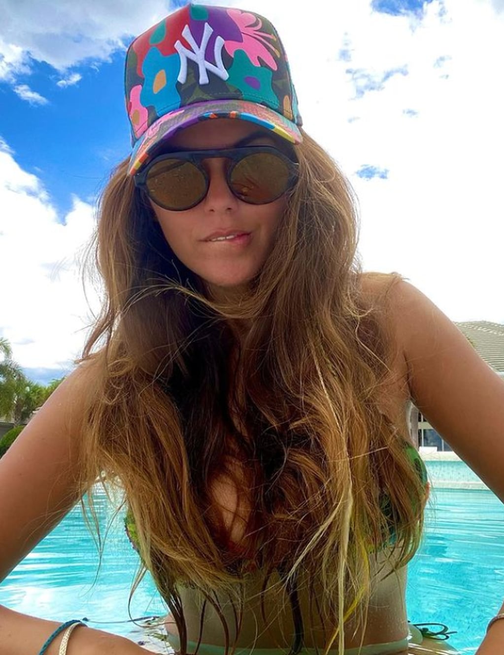 Loly Antoniale Lució Su Bikini Estampada En La Playa De Miami Con Su Fiel Compañero