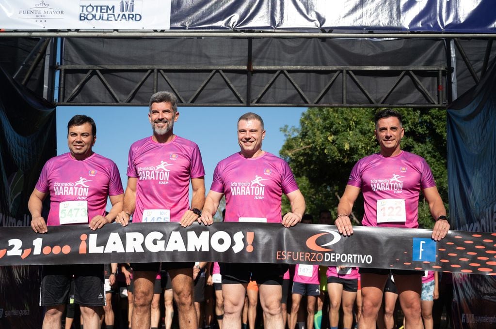 El intendente de Capital Ulpiano Suárez, y los electos Francisco Lo Presti (Las Heras), Diego Costarelli (Godoy Cruz) y Marcos Calvente (Guaymallén), en la salida de la media maratón del IUSP.
