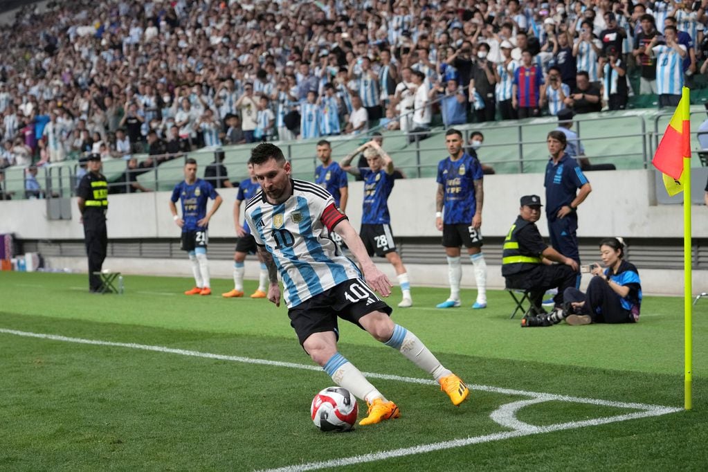 Lionel Messi, capitán de Argentina, en el partido de la selección ante Australia en un amistoso internacional jugado en China. (AP)