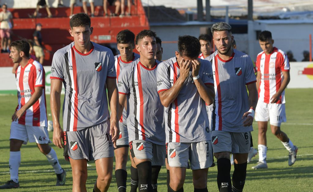 Fútbol 
El Club Atlético San Martín de Tucumán venció por 2-0 al Deportivo Maipú como visitante en la Primera Nacional
Foto: Orlando Pelichotti