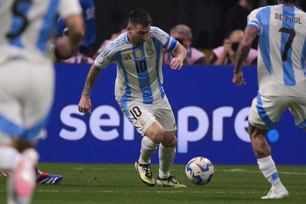 El delantero argentino Lionel Messi (10) avanza con el balón en el partido contra Canadá por el Grupo A de la Copa América, el jueves 20 de junio de 2024. (AP Foto/Mike Stewart)