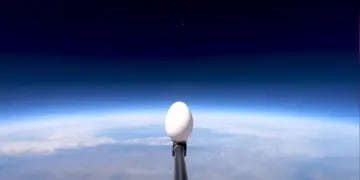 Un ex ingiero de la NASA lanzó un huevo desde el espacio y llegó a la tierra sin romperse