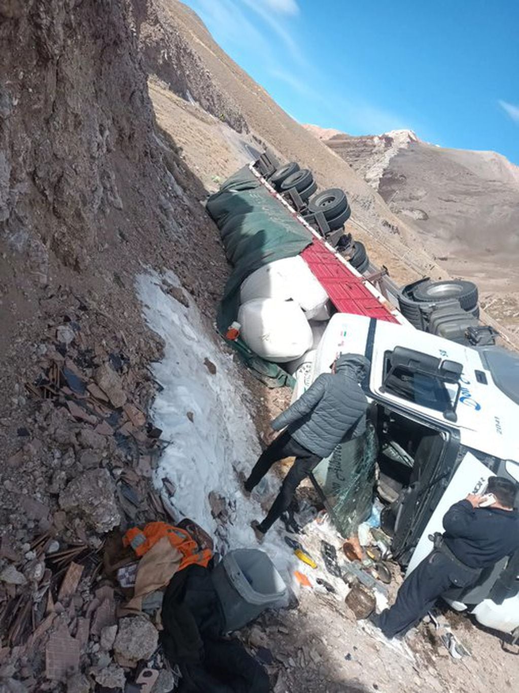 Impactante vuelco de un camión en alta montaña. Foto: X / @MarceloOrtizTV