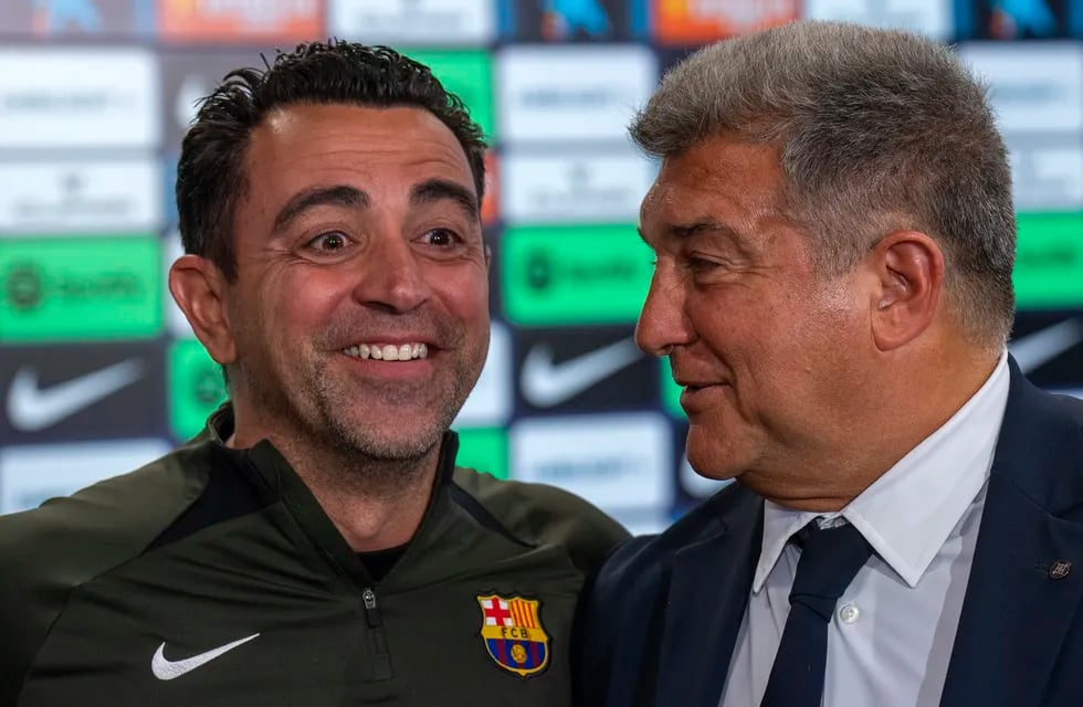 El extécnico del Barcelona Xavi Hernández con Laporta, cuando estaba todo bien (AP Foto/Emilio Morenatti)
