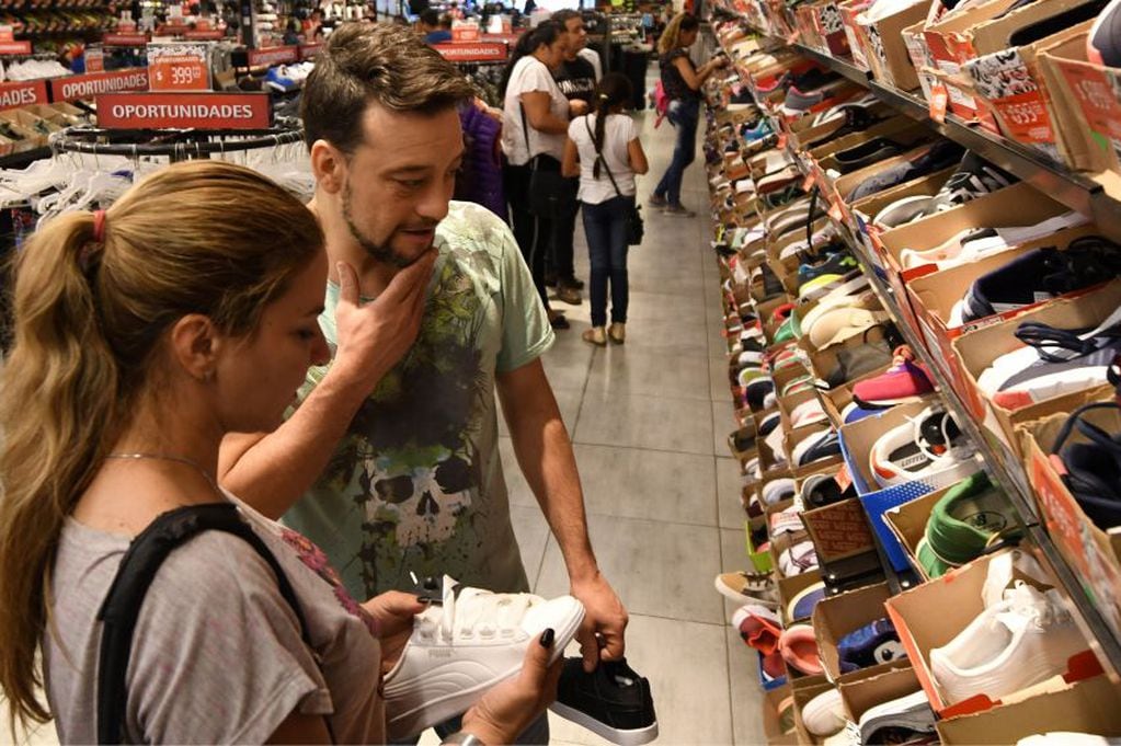Zapatillas a $25 mil y clutches a $158 mil: los precios de Louis Vuitton en  Argentina - Infobae