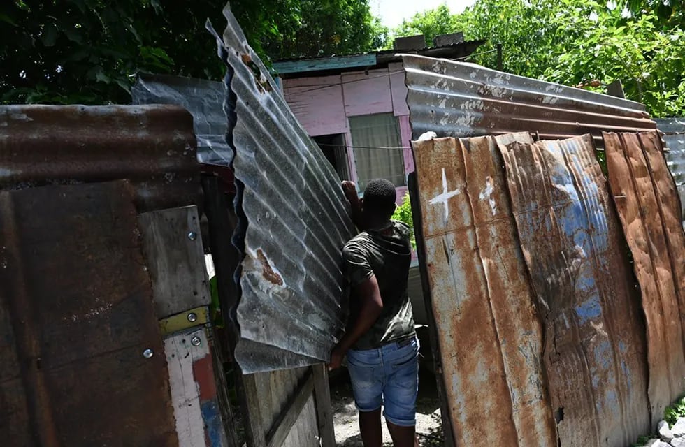 Un hombre protege el tejado de su casa ante la inminente llegada del huracán Beryl en Saint Thomas, Jamaica. EFE/ Rudolph Brown.