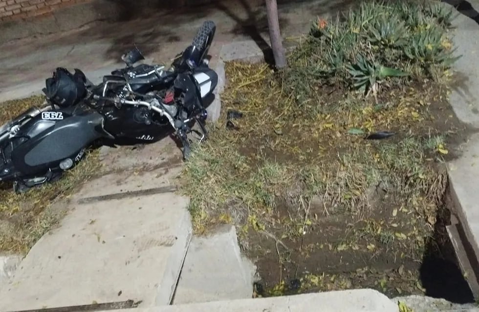 Un policía motorizado sufrió graves heridas al caer de su moto en Guaymallén. | Foto: Ministerio de Seguridad y Justicia