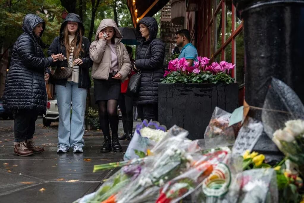 Una seguidora de Friends no puede ocultar la emoción tras la muerte de Matthew Perry Gentileza: AFP.
