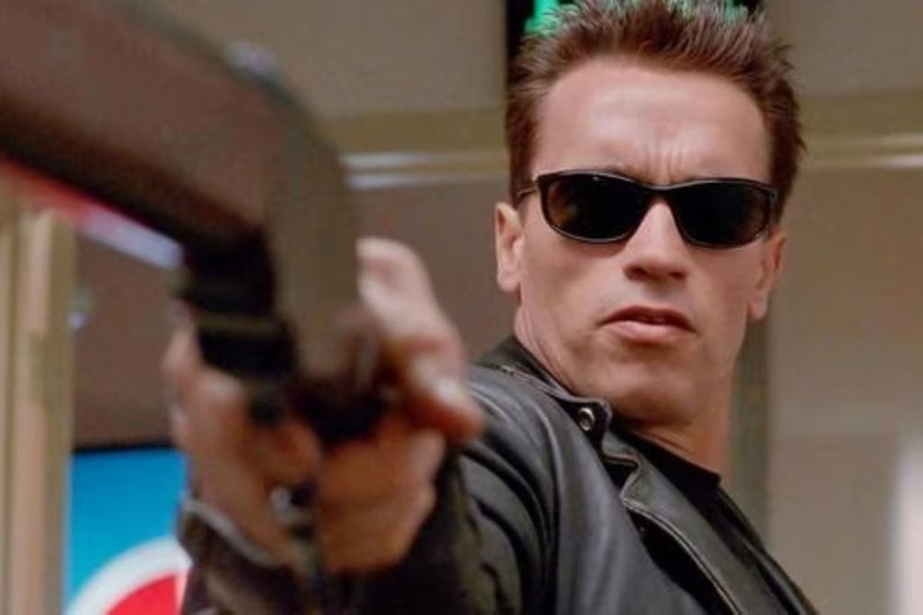 El protagonista de “Terminator” y “Conan, el bárbaro” pretendía subastar su reloj el jueves. 