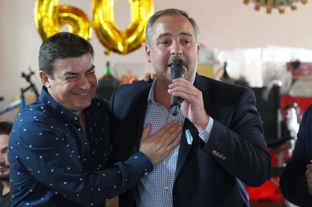 El macrista Omar De Marchi y el intendente de Maipú Matías Stevanato, se abrazan en un acto del Rotary Club de Rodeo del Medio.