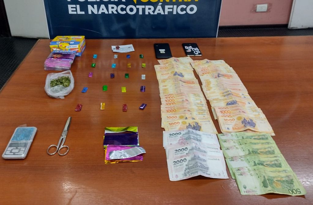 Intentó tirar cocaína al inodoro cuando vio que policías desbarataban su “quiosco” en Las Heras. | Foto: Ministerio de Seguridad y Justicia