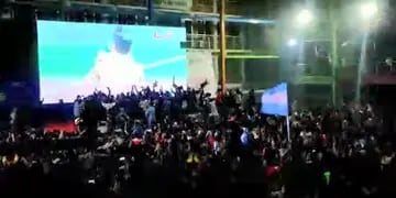 Una locura: así festejó una multitud en Bangladesh el penal que le dio la Copa del Mundo a Argentina. Foto: Captura video.