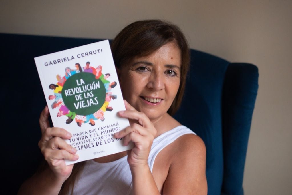 Gabriela Cerruti con un ejemplar de su libro "La revolución de las viejas" (gabrielacerruti.com.ar)